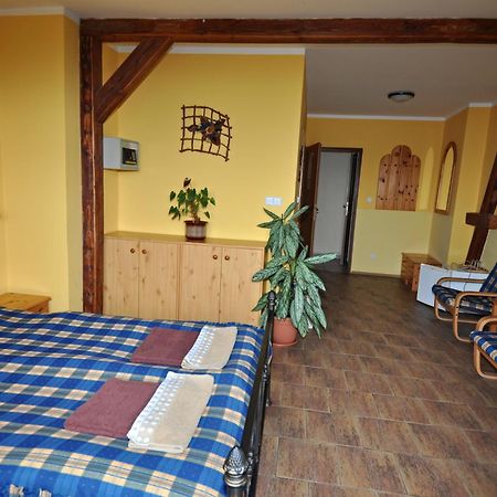 לוני Hotel Na Hradbach מראה חיצוני תמונה