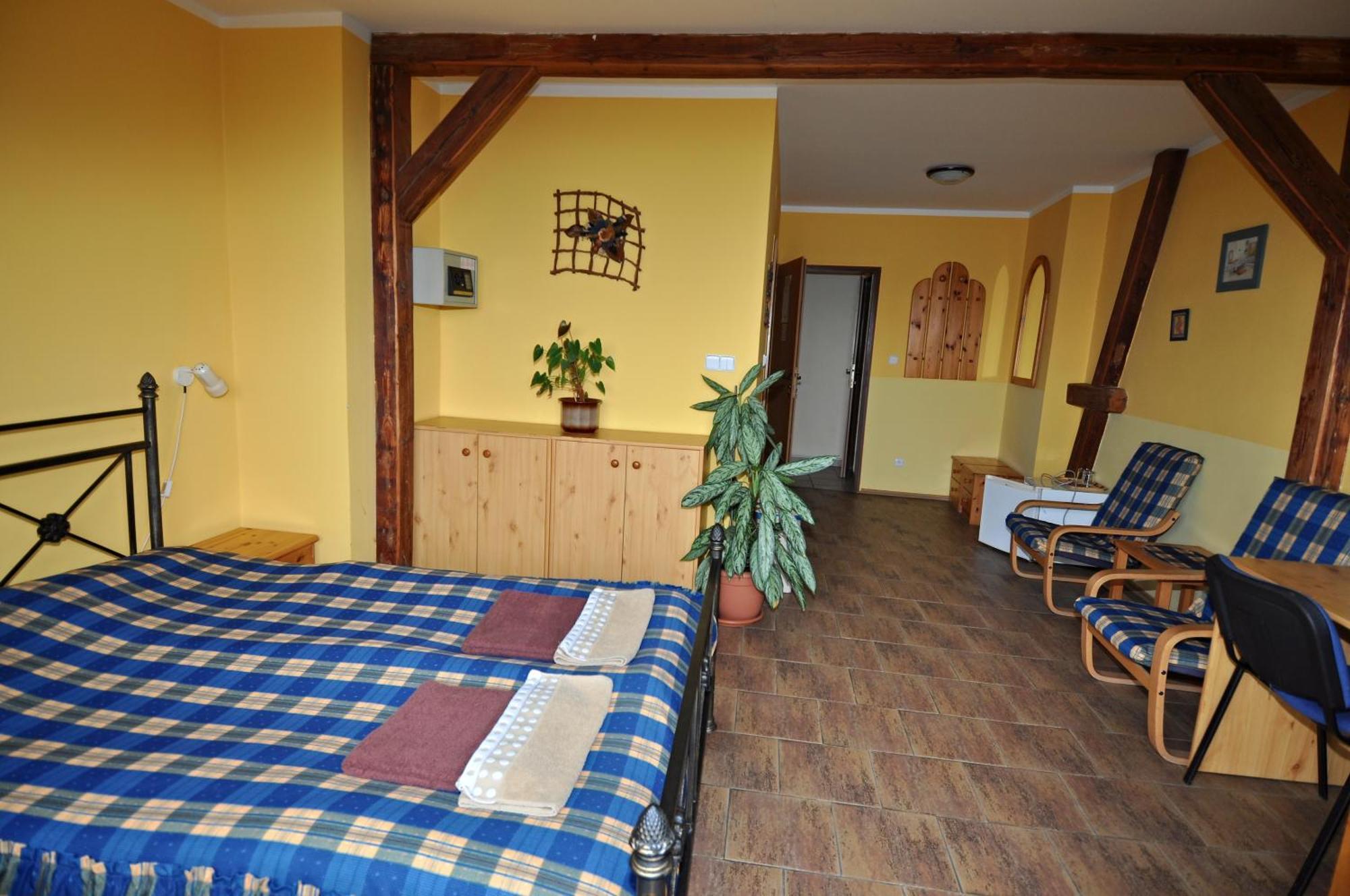 לוני Hotel Na Hradbach מראה חיצוני תמונה