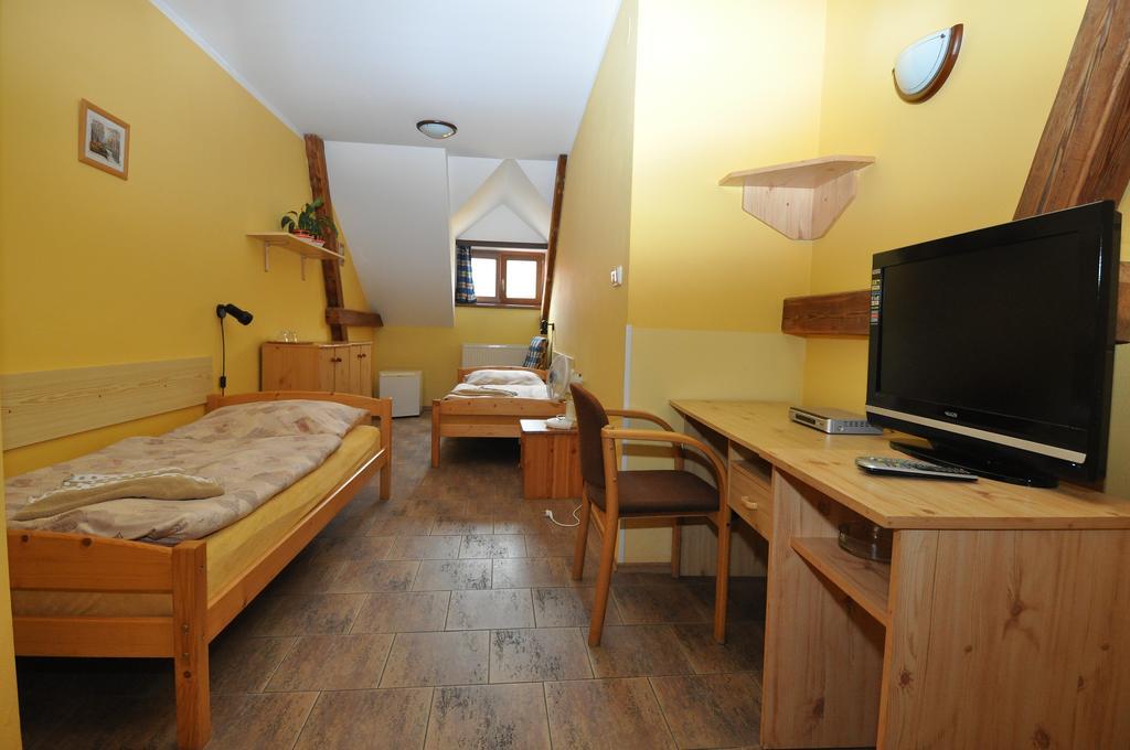 לוני Hotel Na Hradbach מראה חיצוני תמונה