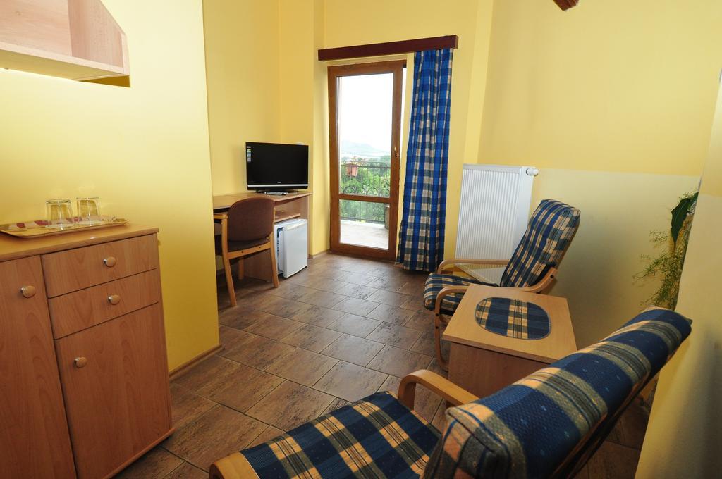 לוני Hotel Na Hradbach מראה חיצוני תמונה