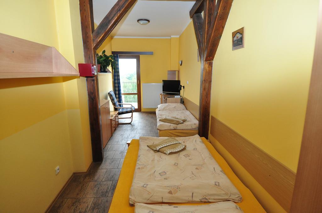 לוני Hotel Na Hradbach מראה חיצוני תמונה