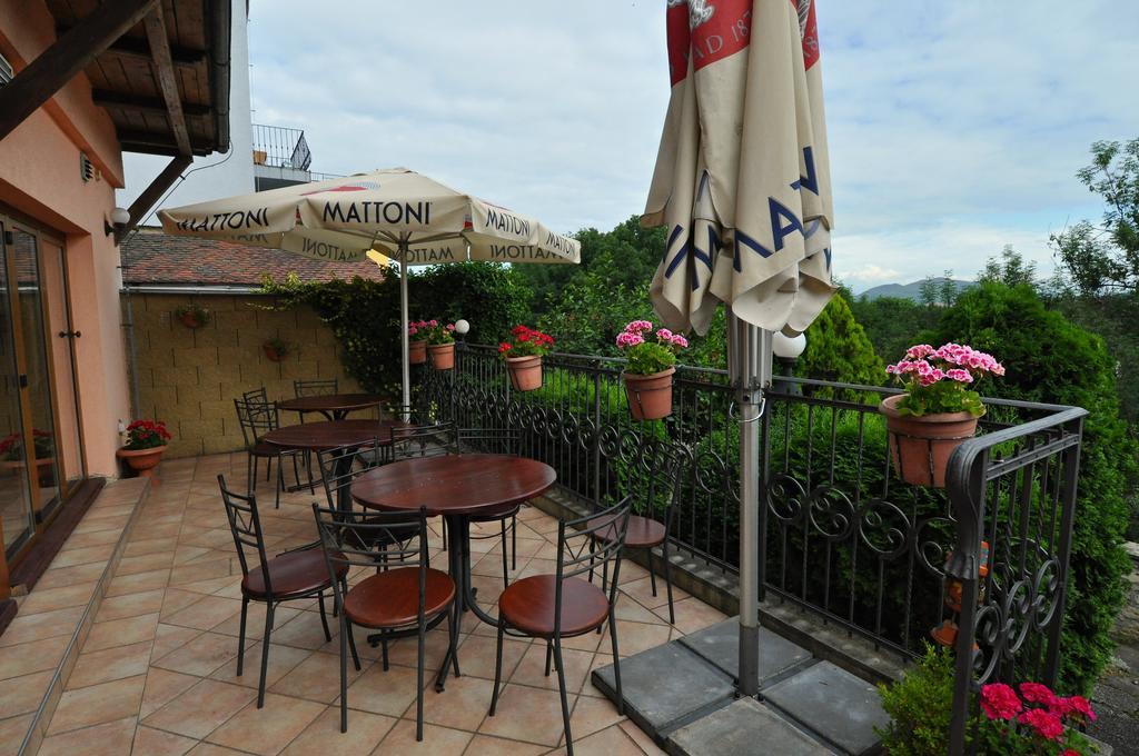 לוני Hotel Na Hradbach מראה חיצוני תמונה
