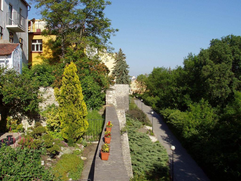 לוני Hotel Na Hradbach מראה חיצוני תמונה