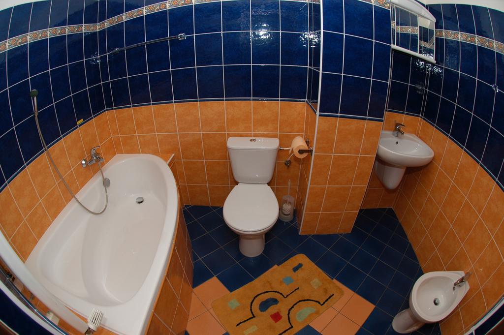 לוני Hotel Na Hradbach מראה חיצוני תמונה
