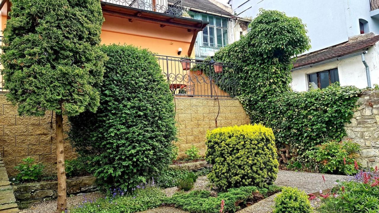 לוני Hotel Na Hradbach מראה חיצוני תמונה