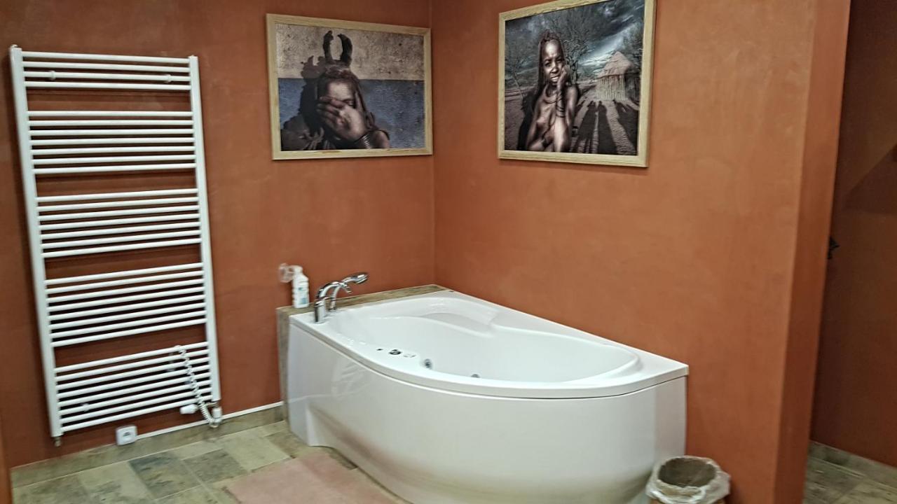 לוני Hotel Na Hradbach מראה חיצוני תמונה