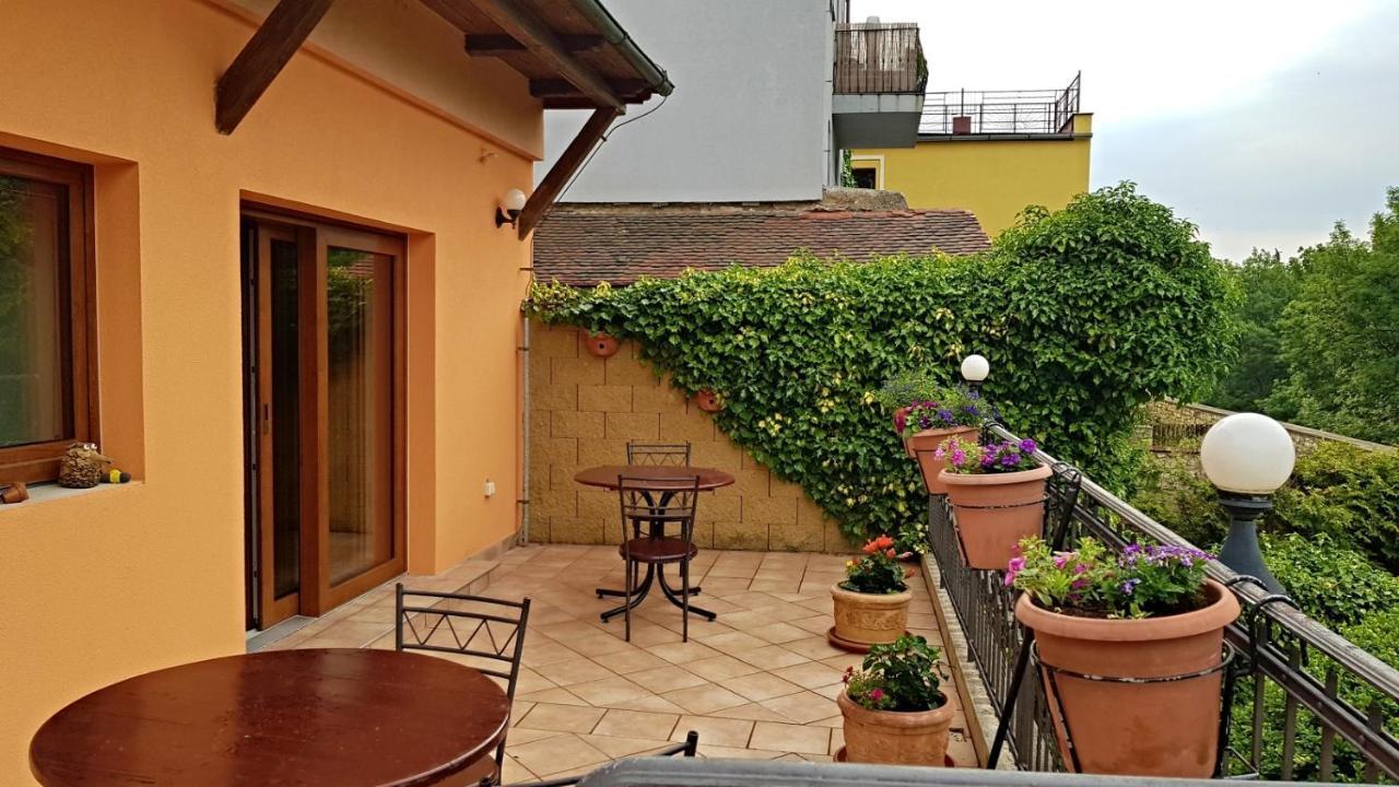 לוני Hotel Na Hradbach מראה חיצוני תמונה
